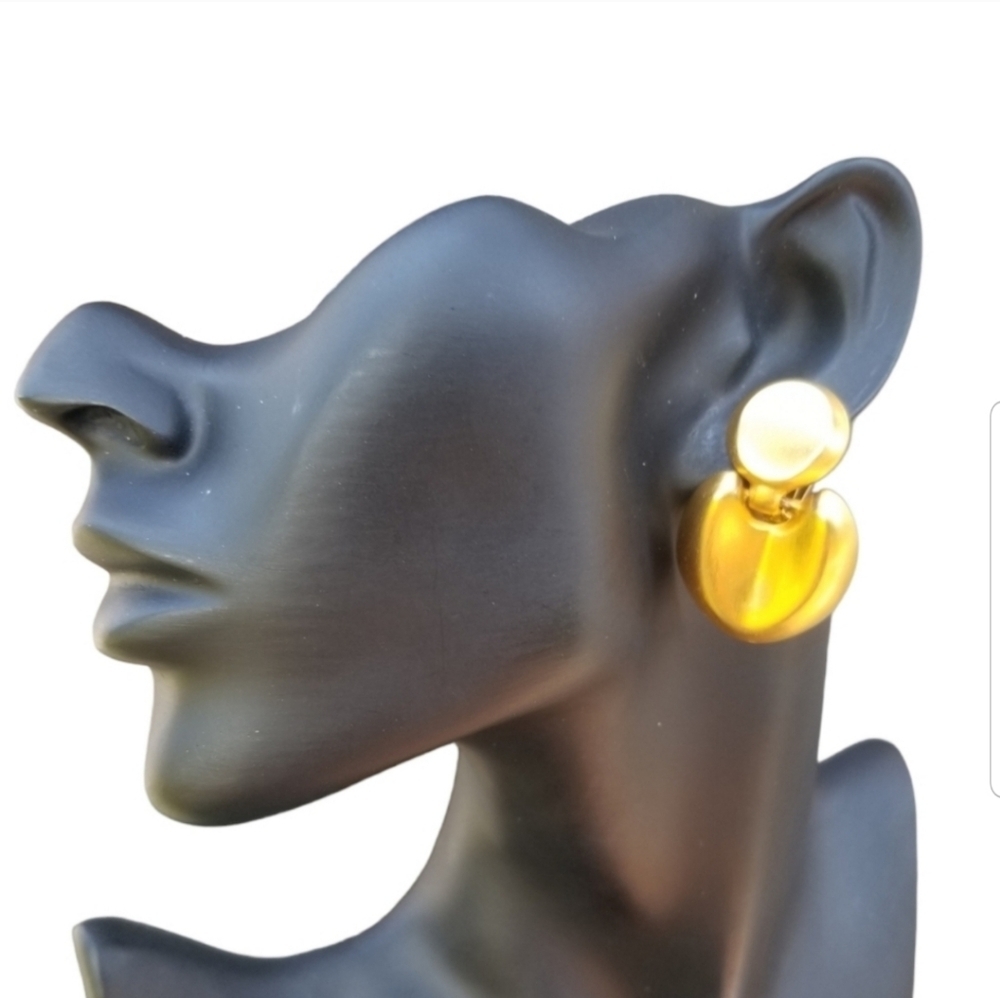 CLARA KASAVINA STUDIO 1980S DOORKNOCKER STYLE STATEMENT CLIP ON EARRINGS